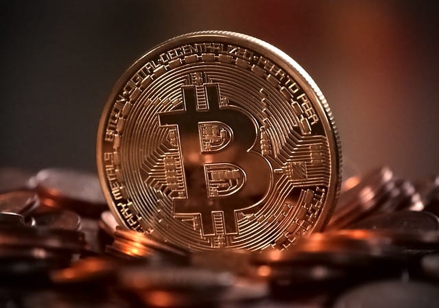 investește în bitcoin cu 10 USD)